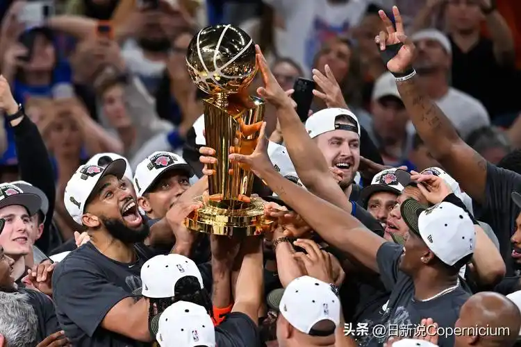 利物浦主场2-1逆转阿森纳：萨拉赫绝杀，争冠格局再生变