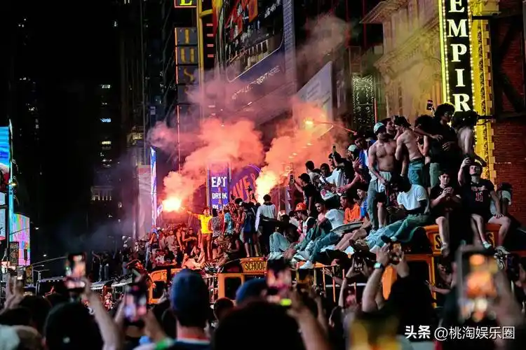 纽约世界杯热潮未退，百万球迷狂欢尼克斯夺冠游行预示足球新纪元